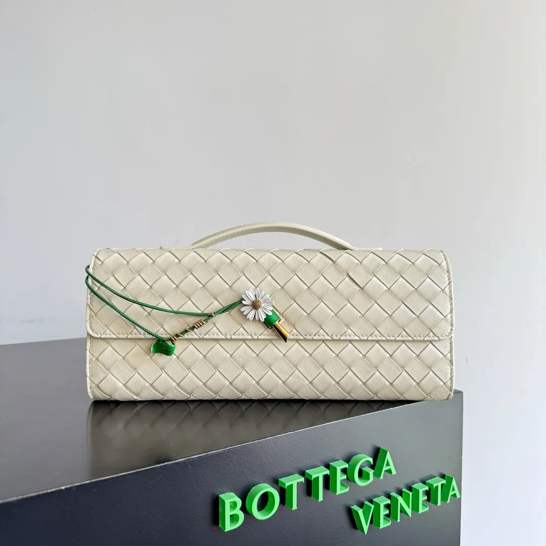 Batch 1720 Bottega Veneta clutch bags are shipping! The carefully crafted latch opening and closing is like a small key, giving us a sense of ritual every time we use this bag. The innovative design this time is to make the latch part into the shape of a small daisy. The originally elegant and restrained style instantly adds some playfulness, and matches with a skirt. Going out for a picnic or admiring the scenery will add to the overall look🌸🌸The heavily crafted daisy is lifelike and full of exquisiteness. The fixed rope is also decorated with a winding golden rope and a small leaf, echoing the daisy. The whole bag looks very coordinated. Style number: 836810 (741511) Size: 31*13*3cm
